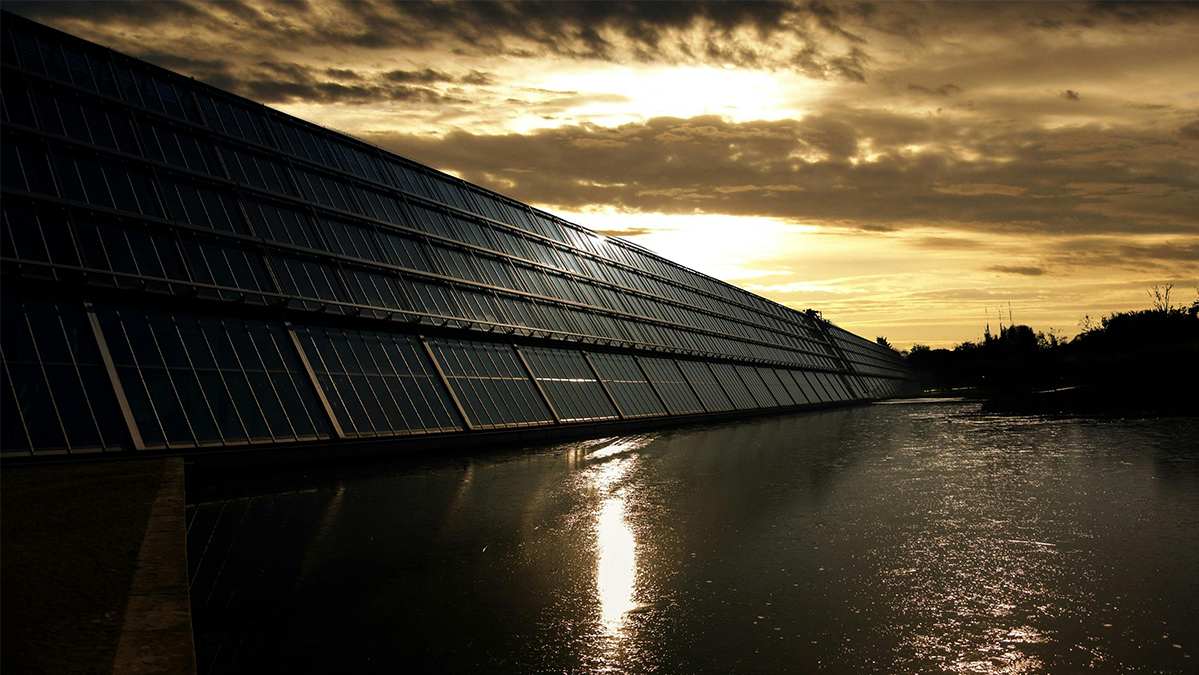 Hidrógeno verde y energía solar: paneles solares en el agua