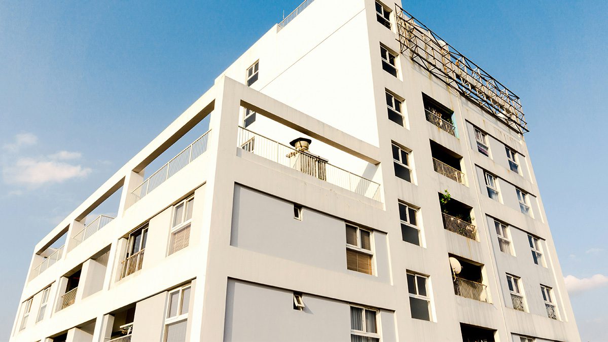 Plan Estatal de Vivienda 2026-2030: edificio blanco de viviendas