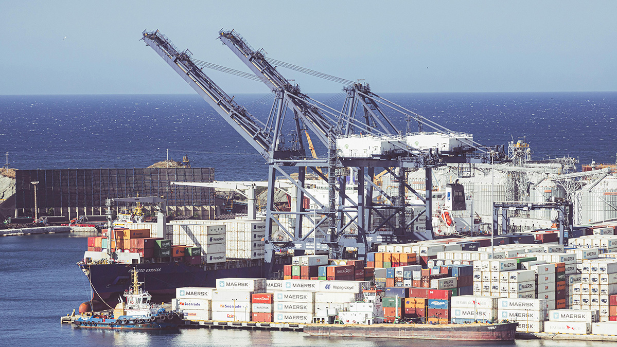Comercio mundial 2026: contenedores de carga en puerto marítimo.